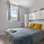 Brilliant 2 Bed Apartment - Spacious, Central & Well-Connected
