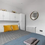 Brilliant 2 Bed Apartment - Spacious, Central & Well-Connected