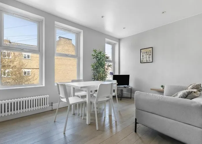 Brilliant 2 Bed Apartment - Spacious, Central & Well-Connected