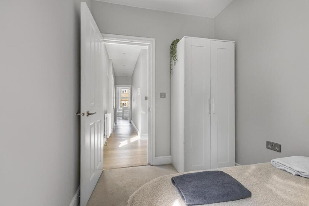 Brilliant 2 Bed - Spacious, & Well-connected Apartment London