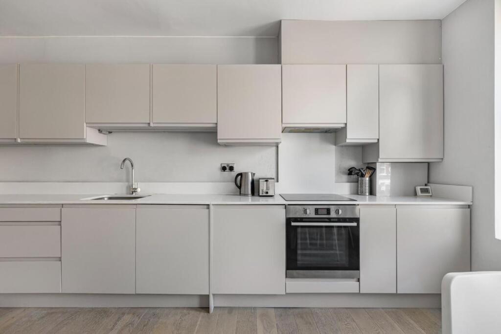 Brilliant 2 Bed - Spacious, & Well-connected *