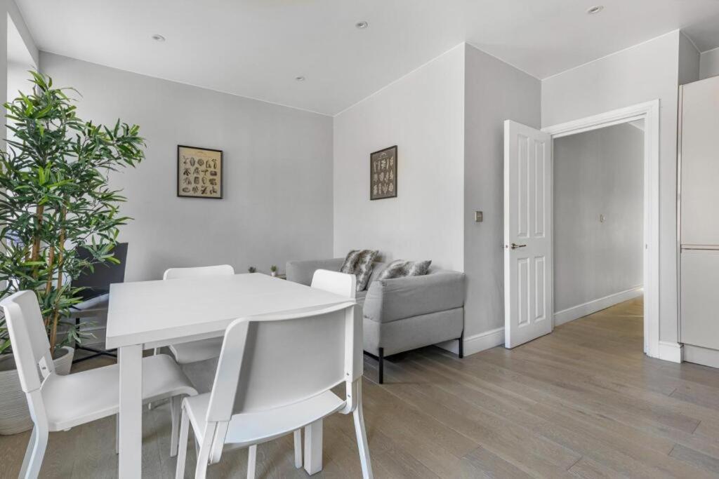 Brilliant 2 Bed - Spacious, & Well-connected * London