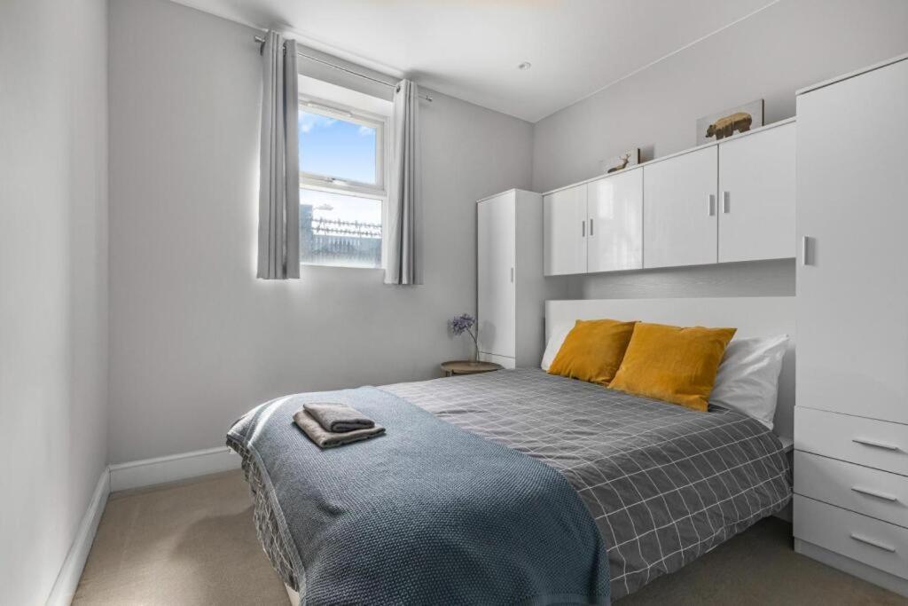 Brilliant 2 Bed - Spacious, & Well-connected