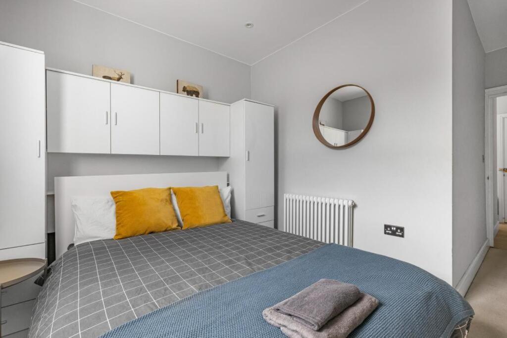 Brilliant 2 Bed - Spacious, & Well-connected Apartment *