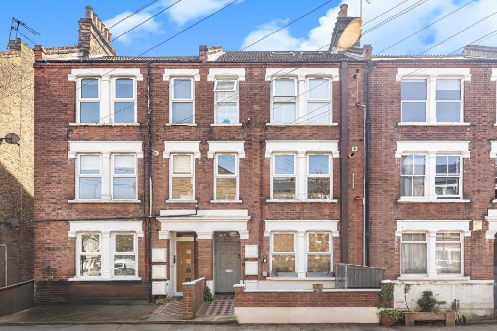 Brilliant 2 Bed - Spacious, & Well-connected Apartment London