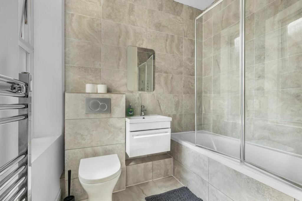 Brilliant 2 Bed - Spacious, & Well-connected * London