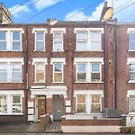 Brilliant 2 Bed Apartment - Spacious, Central & Well-Connected